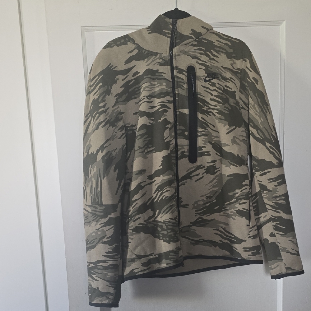 Nike Men's Green and Tan Camouflage Windbreaker
